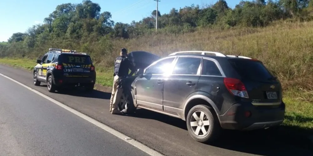 Imagem ilustrativa da imagem Carro furtado é abandonado às margens de rodovia da região