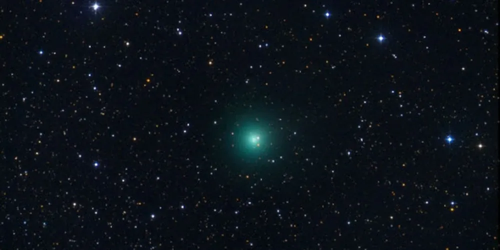 Registro do cometa C/2017 S3, revelando sua atmosfera verde em expansão.