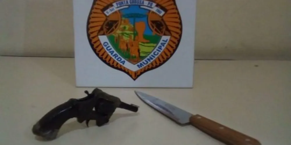 Imagem ilustrativa da imagem Homem usa arma falsa para ameaçar rival e acaba detido