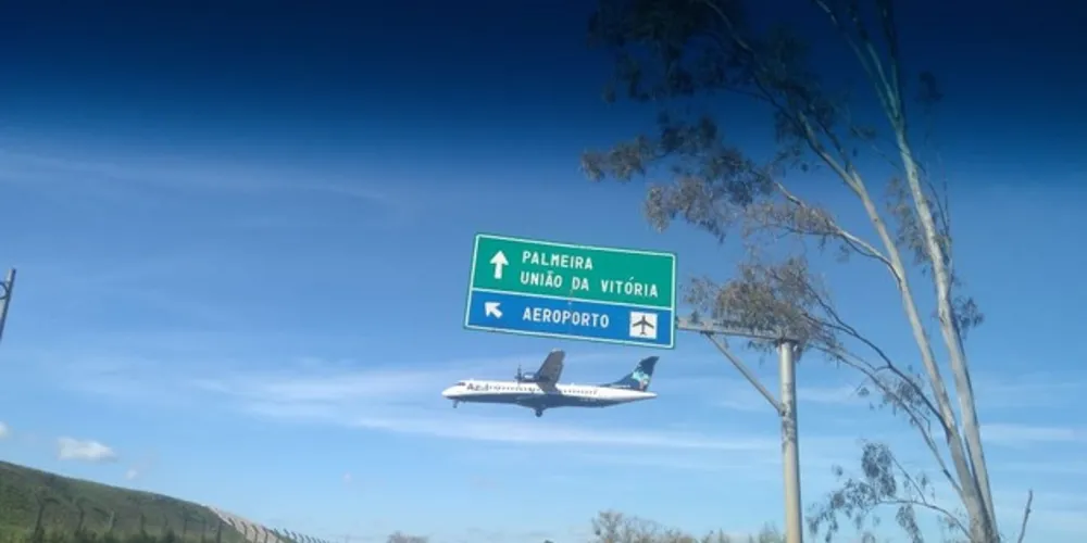 Ela flagrou a aeronave no exato alinhamento de pouso, a um nível inferior de uma placa de trânsito na PR-151