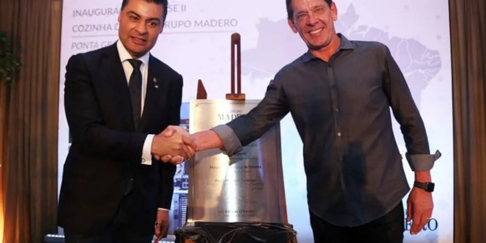DESTAQUE - O Prefeito Marcelo Rangel tem estimulado a chegada de novas indústrias no município desde o início do seu Governo. O resultado é que a cidade é hoje, o maior parque industrial do interior do Estado contando com 40 novas indústrias na cidade em pouco mais de 5 anos. Em recente inauguração da Expansão da Cozinha do Grupo Madero, conquista da gestão Marcelo, o empresário Junior Durski, proprietário do grupo, reforçou a acolhida e o exemplo ponta-grossense no bem receber e promover o desenvolvimento industrial. No registro, Marcelo Rangel e Junior Durski.