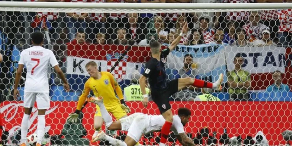 A Croácia ataca o gol da Inglaterra em partida com virada após gol inglês no início do jogo