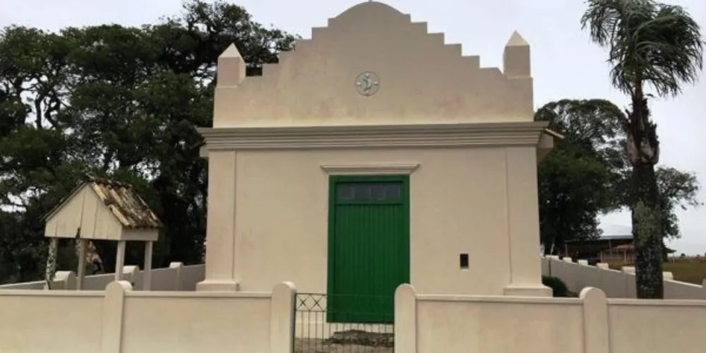 Muitos fiéis reservam um tempo para fazer suas orações na “Igrejinha” que foi construída em 1880