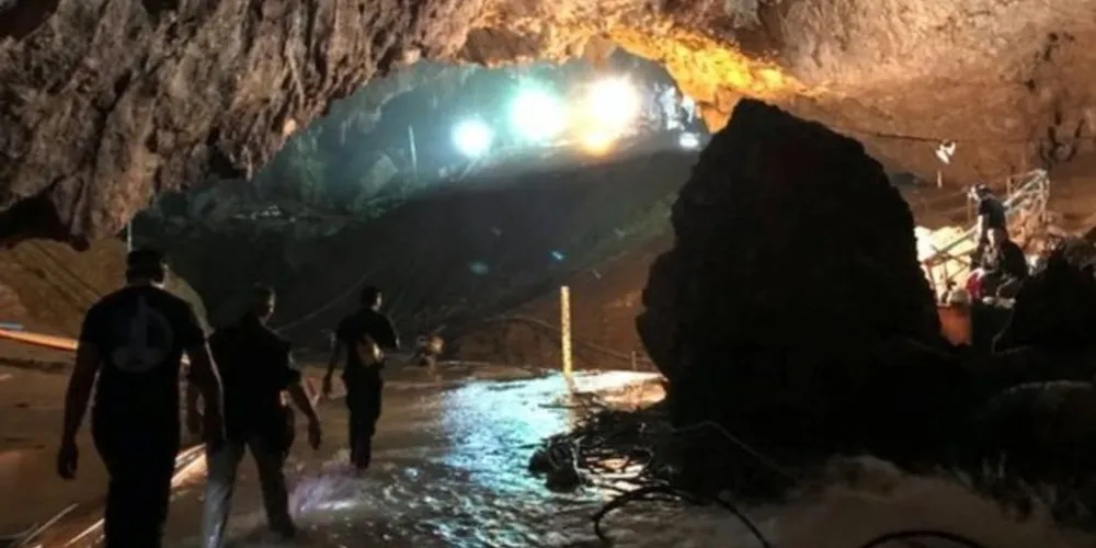 Equipe de resgate caminha na caverna onde o grupo ficou preso