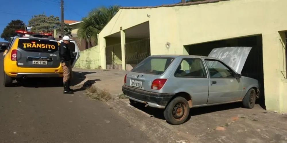 Imagem ilustrativa da imagem Dupla faz manobra arriscada e foge após bater carro em portão