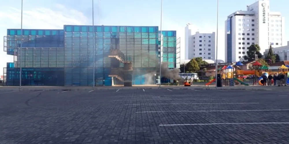 Imagem ilustrativa da imagem Biblioteca é cenário para simulado de incêndio com vítimas