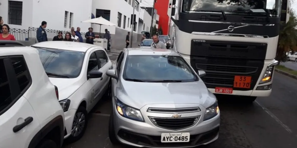 Imagem ilustrativa da imagem Caminhão ‘prensa’ carro em acidente na Nova Rússia