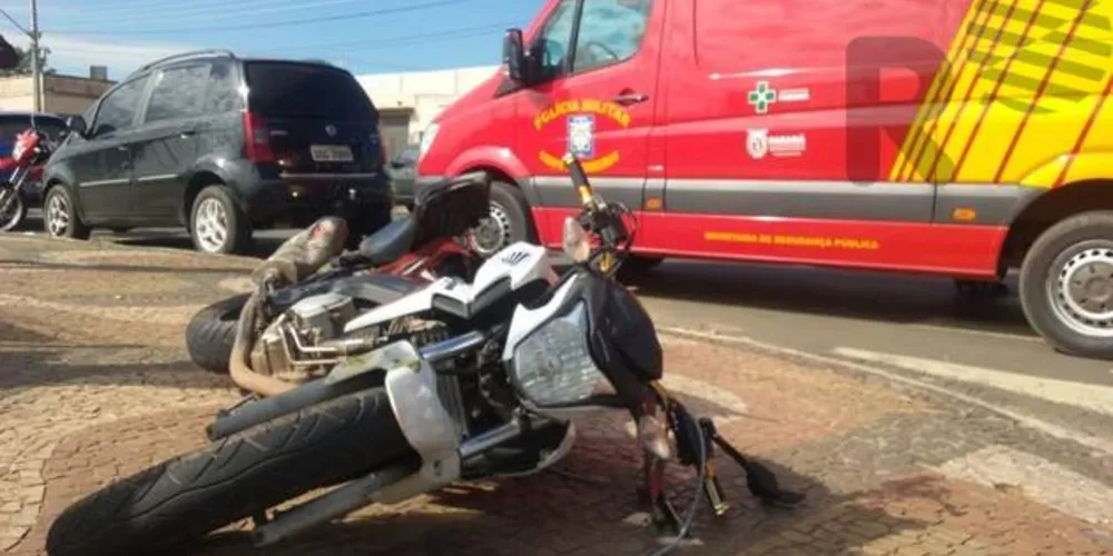 Imagem ilustrativa da imagem Motorista foge após bater contra motocicleta