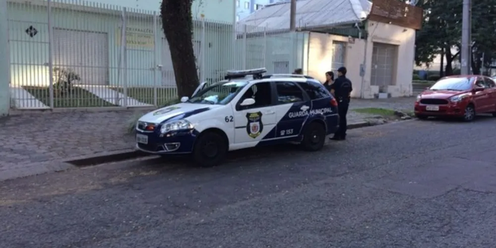 Imagem ilustrativa da imagem Homem se pendura em carro de ladrões e acaba arrastado
