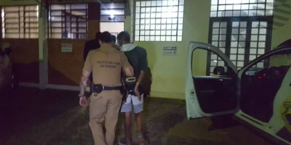Imagem ilustrativa da imagem Ladrões rendem vítima na entrada de casa e fogem com celular