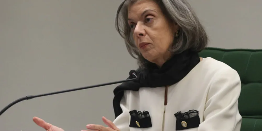 Cármen Lúcia, terceira na linha sucessória, assumirá interinamente a Presidência da República em função da legislação eleitoral