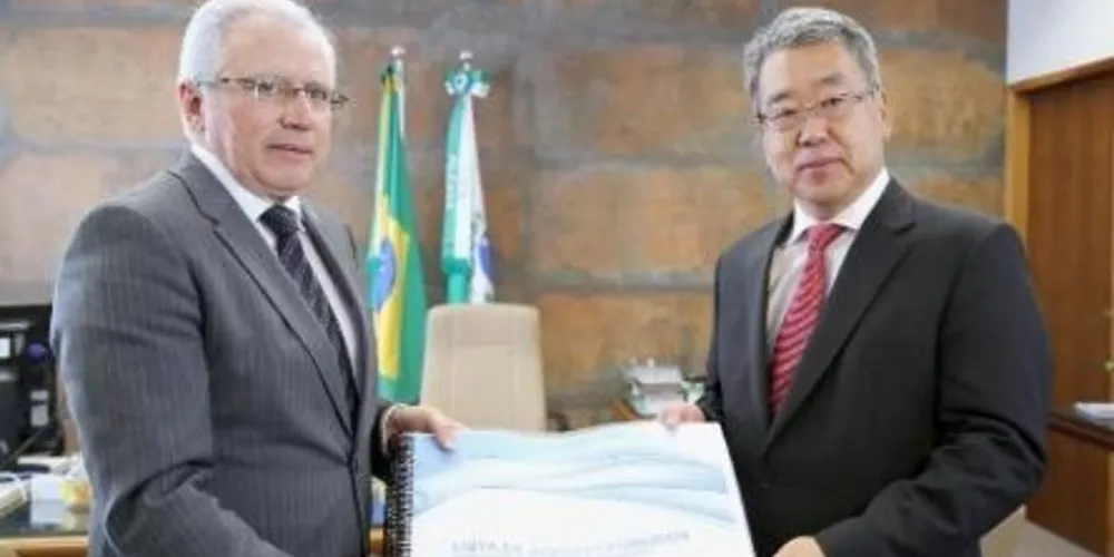 Imagem ilustrativa da imagem TCE entrega à Justiça Eleitoral lista de contas irregulares