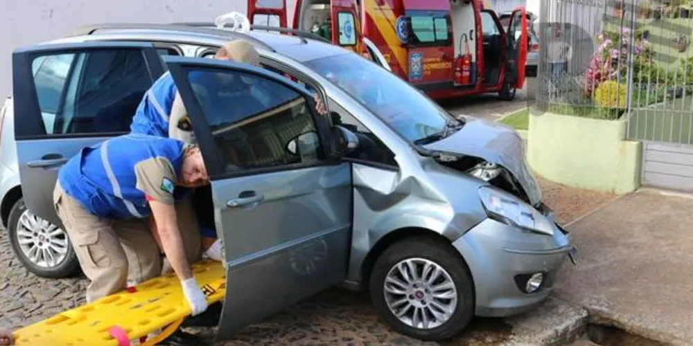 Imagem ilustrativa da imagem Batida entre carros deixa duas mulheres feridas