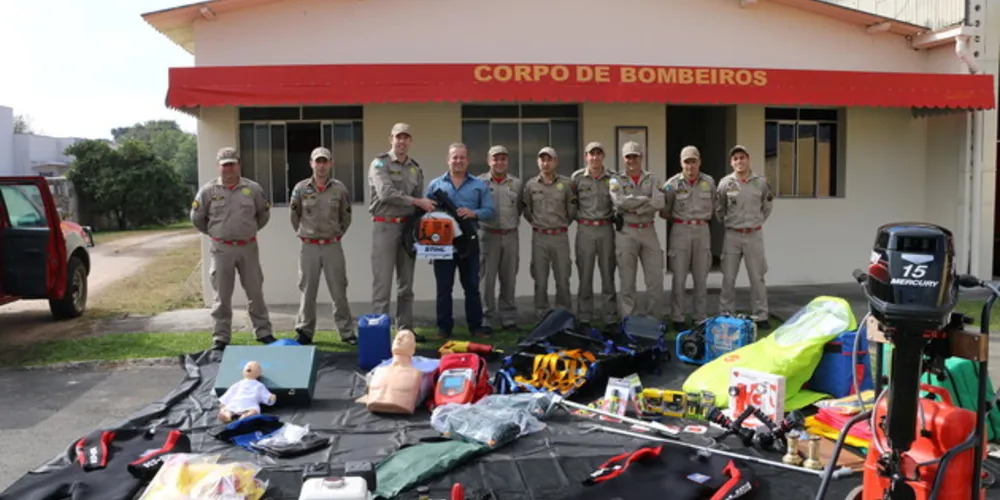 Imagem ilustrativa da imagem Castro entrega equipamentos para Bombeiros
