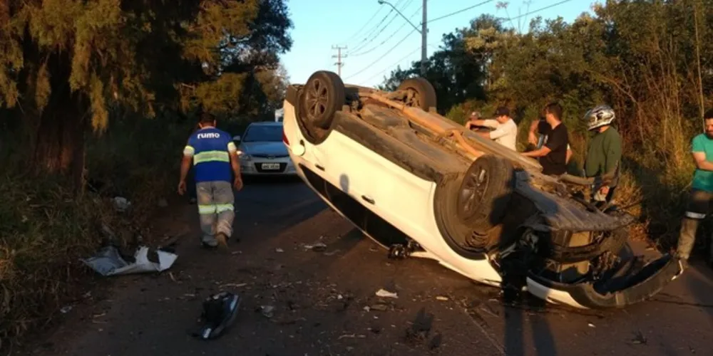 Imagem ilustrativa da imagem Motorista colide em árvore e gera capotamento na região do Contorno Leste