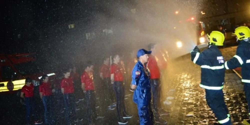 Em vários estados do país, o Corpo de Bombeiros oferece capacitação para voluntários.
