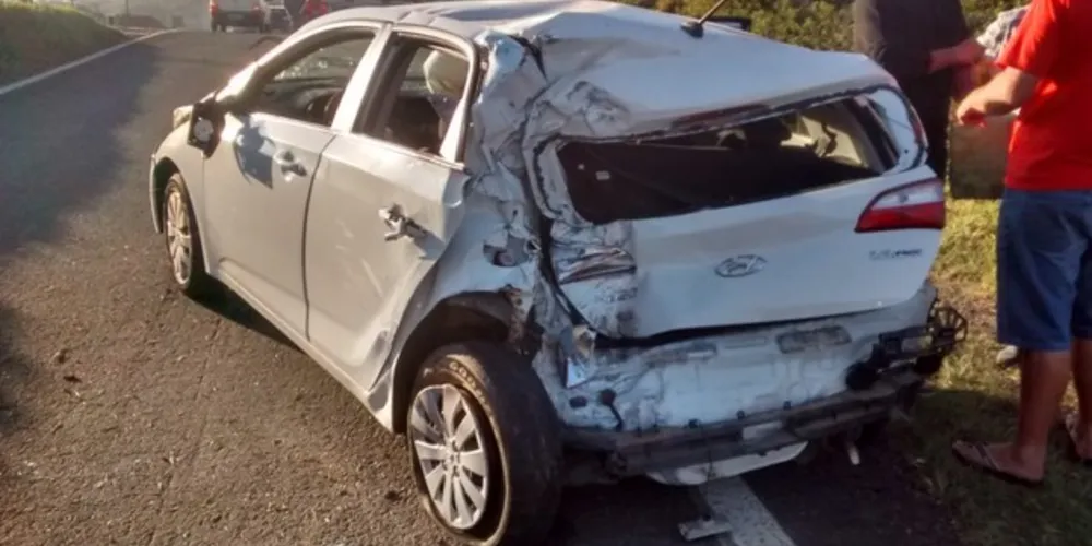 Imagem ilustrativa da imagem Caminhão colide em carro e deixa quatro feridos em Castro