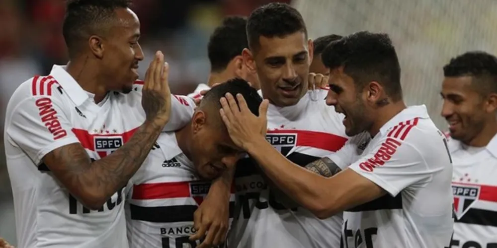 Imagem ilustrativa da imagem São Paulo vence Flamengo e encosta no líder