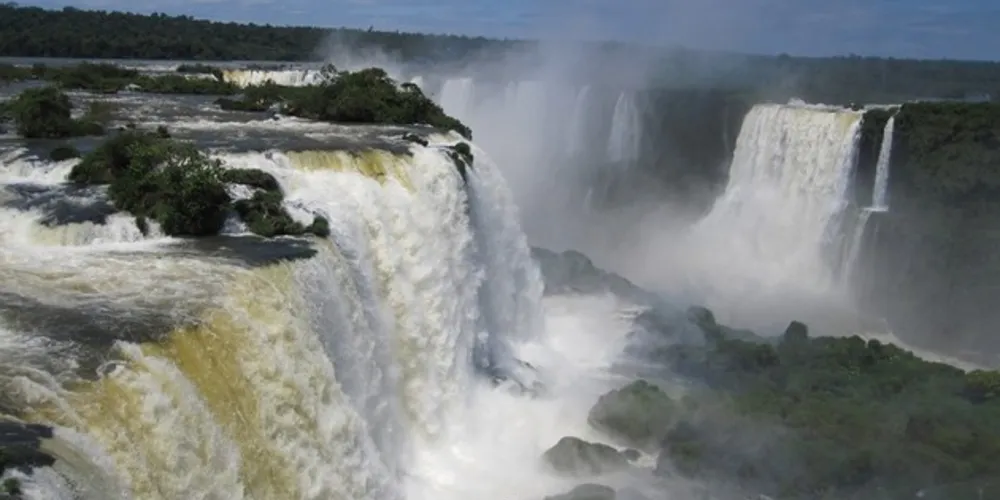 As Cataratas de Foz do Iguaçu estão situadas dentro de unidades de conservação.
