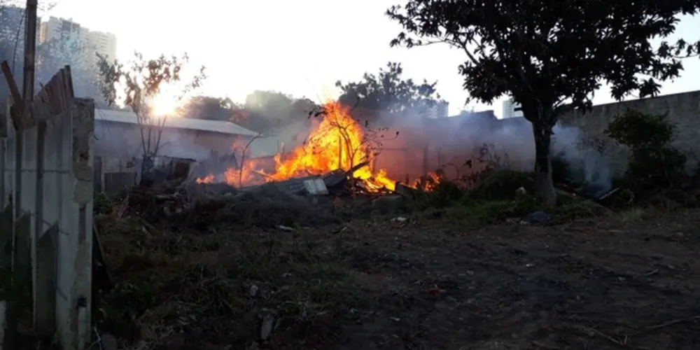 Imagem ilustrativa da imagem Incêndio em residência  mobiliza corpo de bombeiros