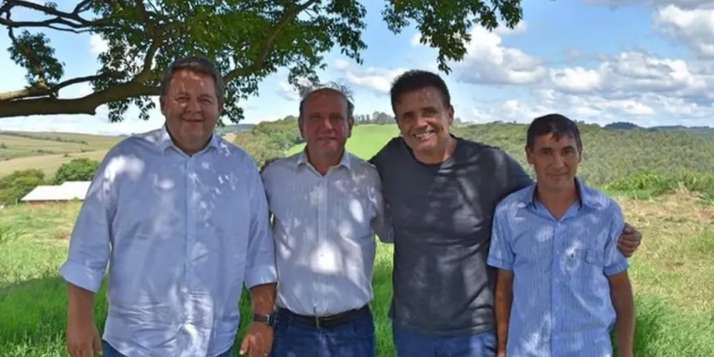 Visita do deputado Osmar Bertoldi ao local que será construída a escola. 