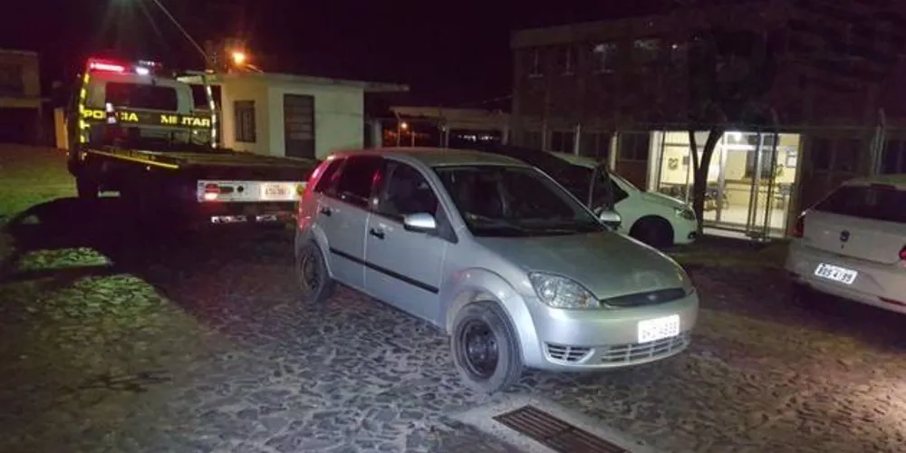 Imagem ilustrativa da imagem PM detém trio com carro furtado logo após crime