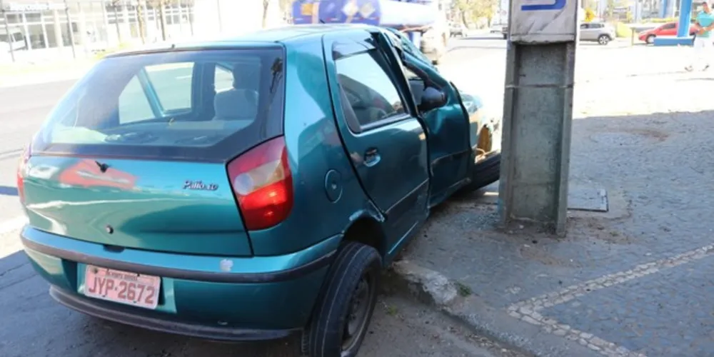 Imagem ilustrativa da imagem Carro roda e bate em poste após acidente na Souza Naves