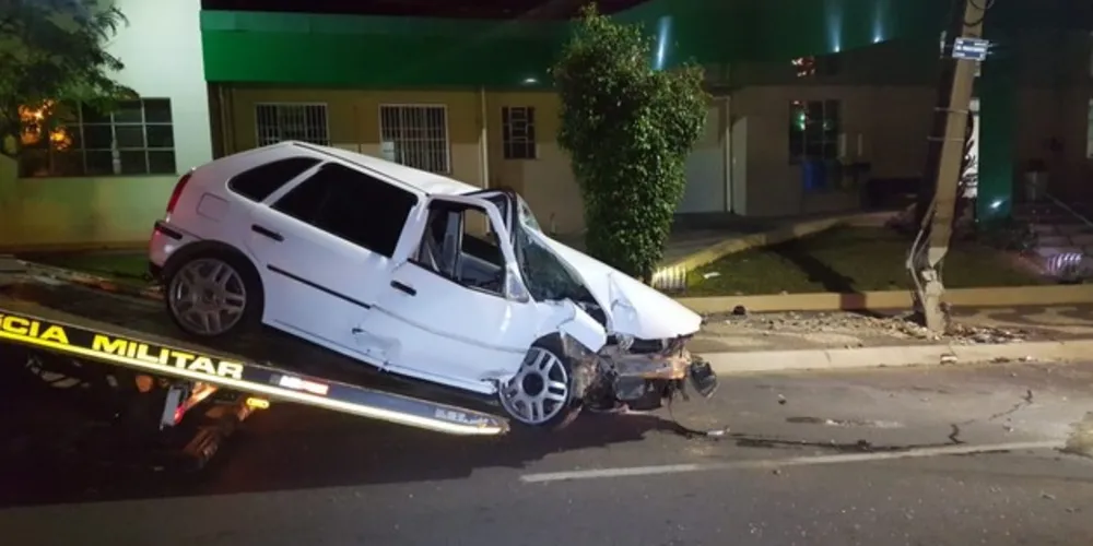Imagem ilustrativa da imagem Motorista colide em poste na Paula Xavier e abandona veículo
