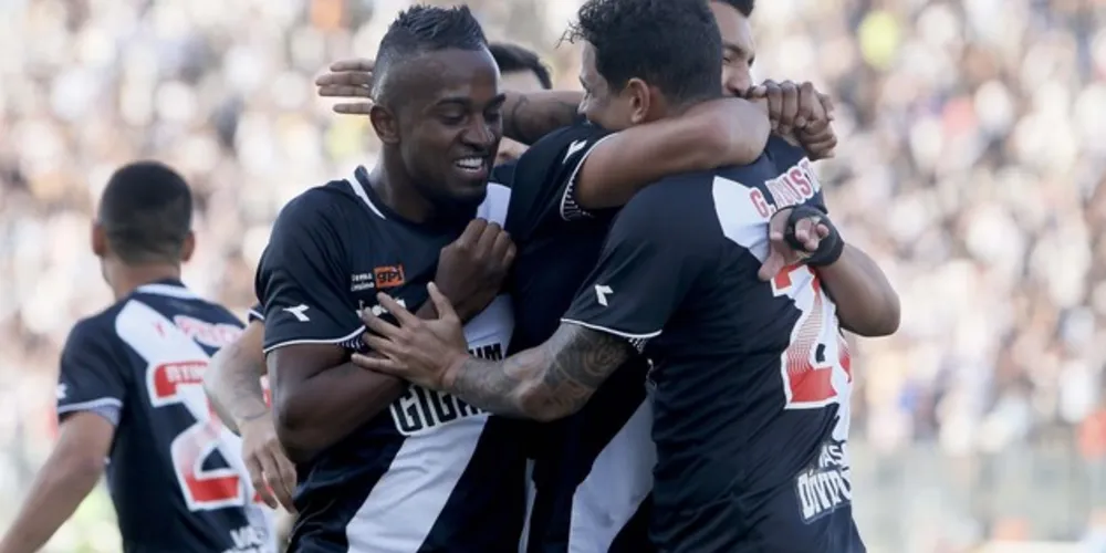 Kelvin e Giovanni Augusto abraçam Ríos