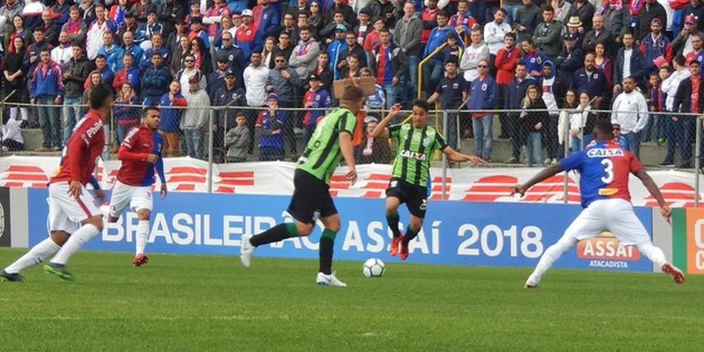 Imagem ilustrativa da imagem Paraná supera o América-MG dentro de casa