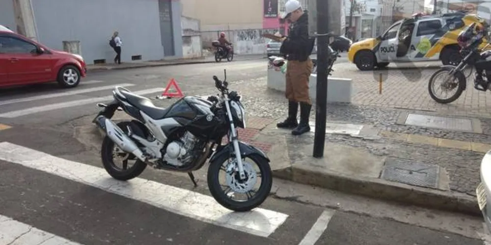 Imagem ilustrativa da imagem Batida no centro da cidade deixa duas pessoas feridas