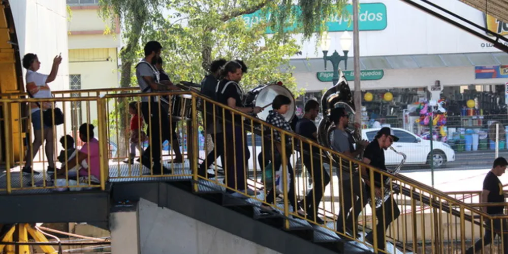 A Bandeira Brass Band chamou a atenção de quem passou pelo terminal nesta quinta-feira (19)
