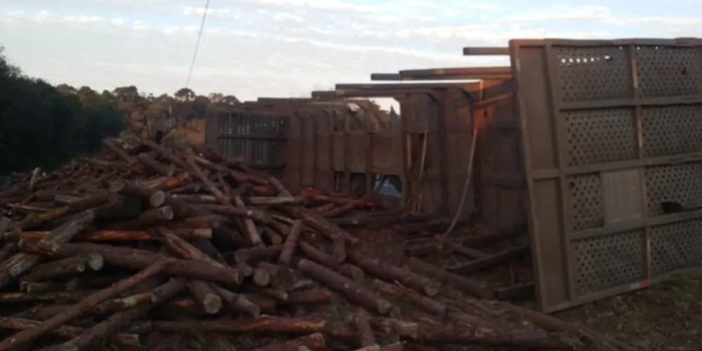 Imagem ilustrativa da imagem Carreta carregada com madeira tomba na PR-438
