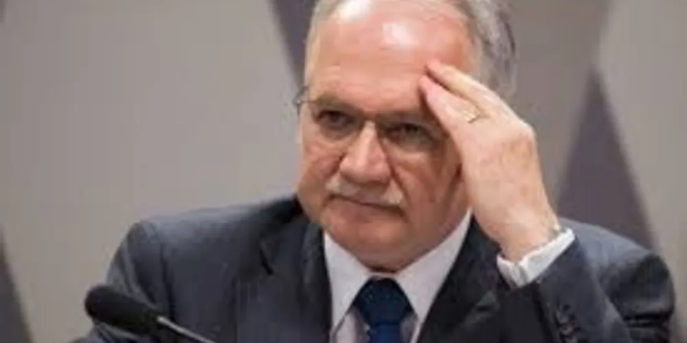 Edson Fachin, relator do caso, entendeu que o estatuto não afetou as prerrogativas de juízes de portarem armas. 