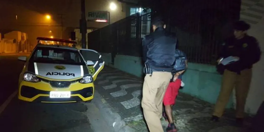 Imagem ilustrativa da imagem Vigilantes detém dupla suspeita de arrombar portão de prédio