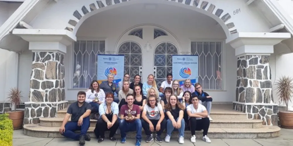 Imagem ilustrativa da imagem Rotarys recebem intercambistas em PG