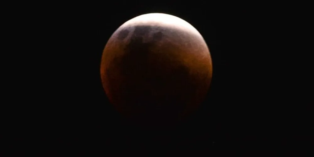 Imagem ilustrativa da imagem Maior eclipse total da Lua do século 21 ocorre nesta sexta