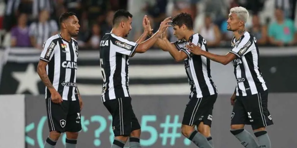 Imagem ilustrativa da imagem Botafogo vence e joga Chapecoense para Z4