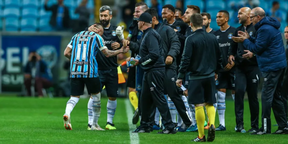 Imagem ilustrativa da imagem Grêmio vira sobre o São Paulo e entra no G6 do Brasileirão