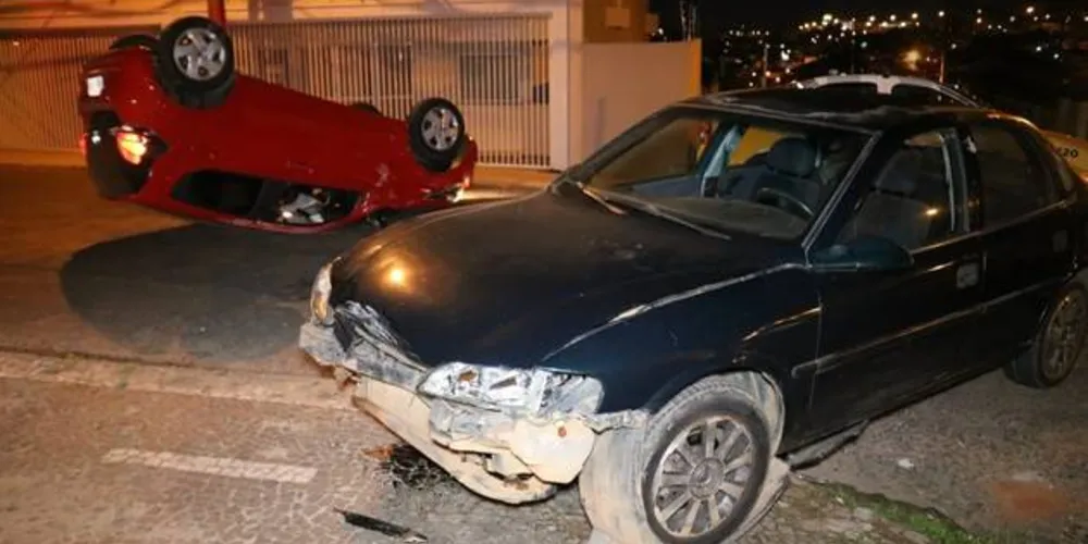 Imagem ilustrativa da imagem Carro capota após batida em cruzamento no Jardim Carvalho