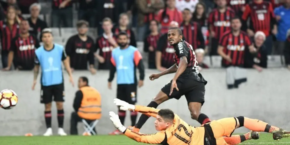 Imagem ilustrativa da imagem Atlético vence o Peñarol e sai na frente na Sul-Americana