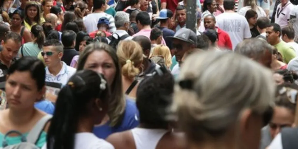 A projeção é que a população deverá cair gradualmente, atingindo cerca de 228,3 milhões habitantes em 2060.