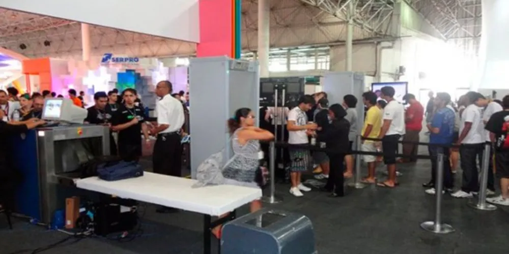 As mesmas regras se aplicam às pessoas com próteses que contenham metal, mas para elas a revista individualizada é obrigatória