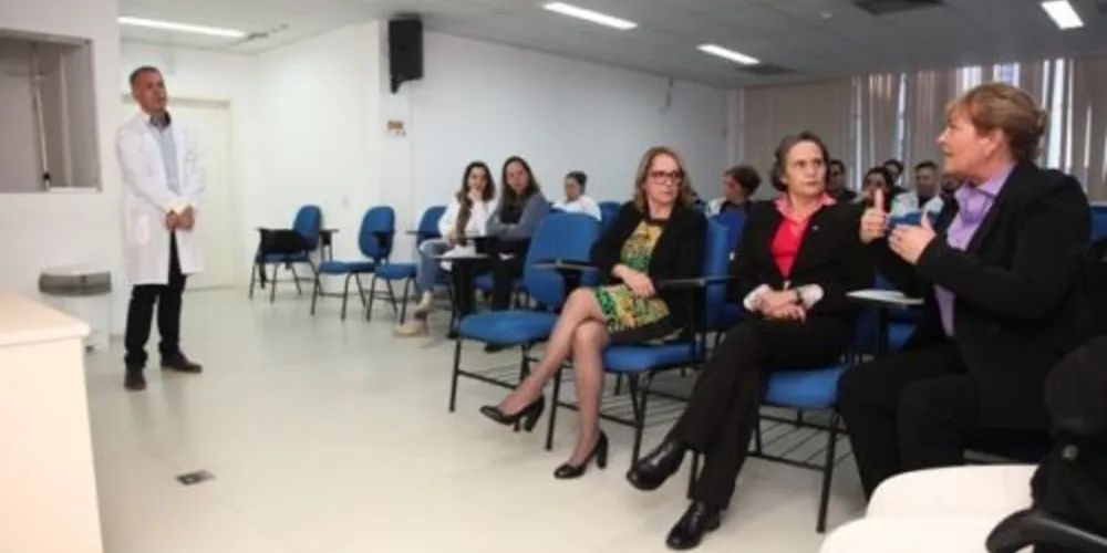 Imagem ilustrativa da imagem Diretora da DAF Caminhões visita Hospital Universitário
