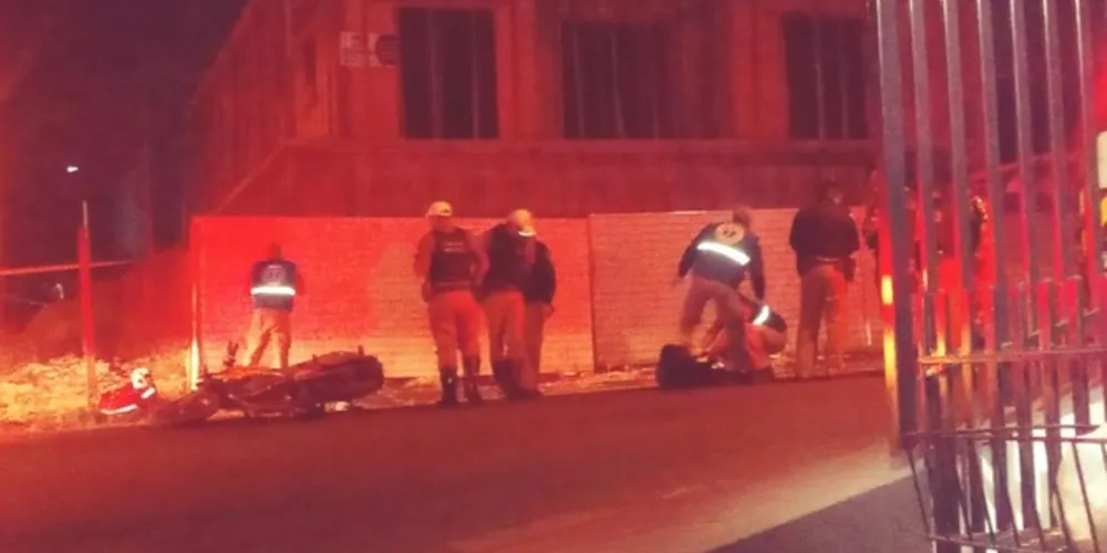 Vítimas estavam numa motocicleta quando homens desembarcam de um carro e os alvejaram