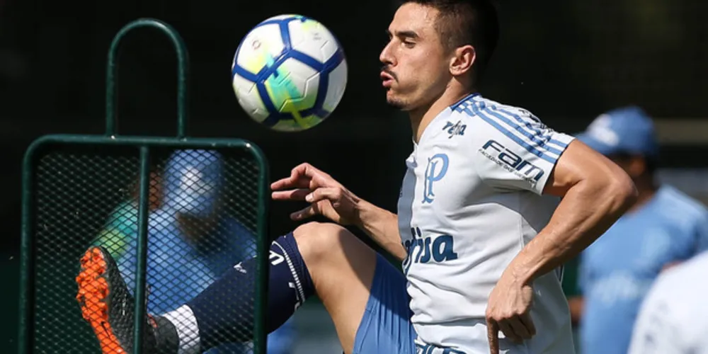 O jogador Willian, da SE Palmeiras, durante treinamento, na Academia de Futebol.