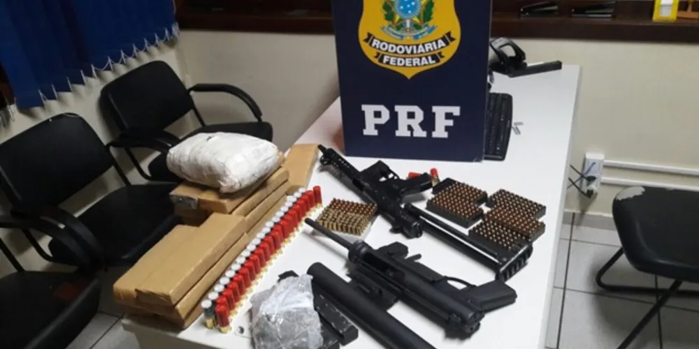 Imagem ilustrativa da imagem PRF apreende submetralhadoras e 300 kg de drogas no PR