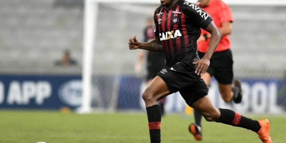 Imagem ilustrativa da imagem Em casa, Atlético-PR atropela o Vitória por 4 a 0