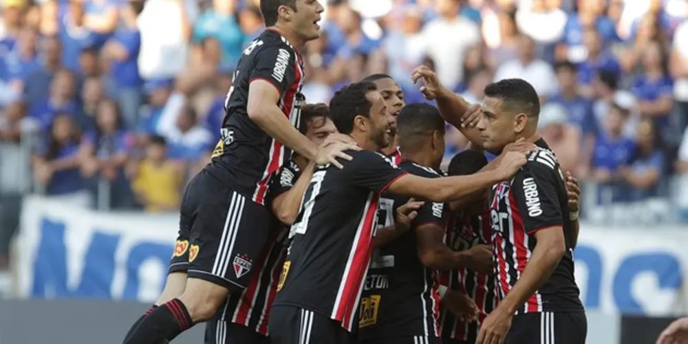 Imagem ilustrativa da imagem São Paulo vence o Cruzeiro e segue na cola do Flamengo