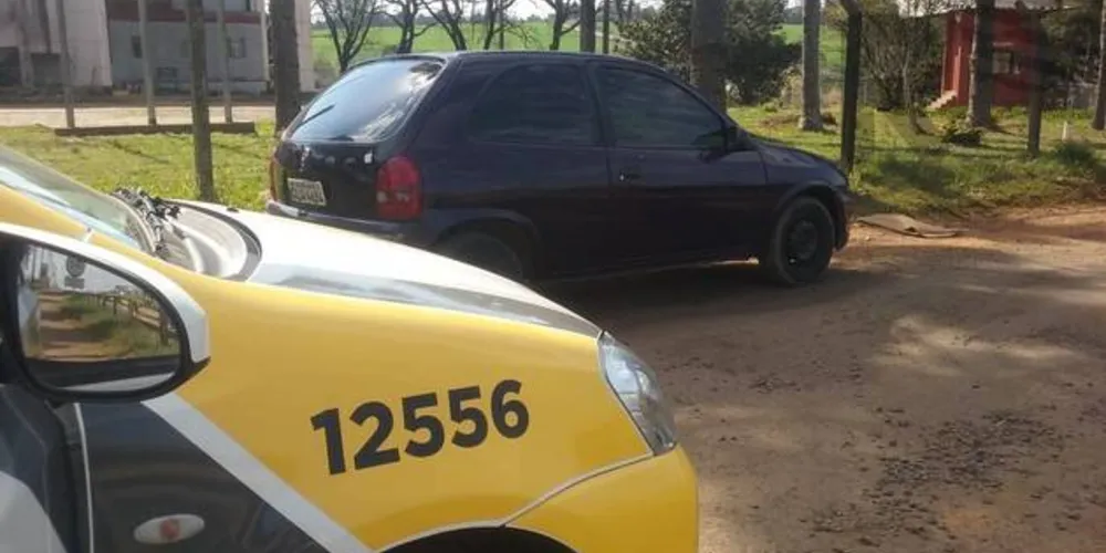 Imagem ilustrativa da imagem Carro furtado é abandonado às margens de rodovia